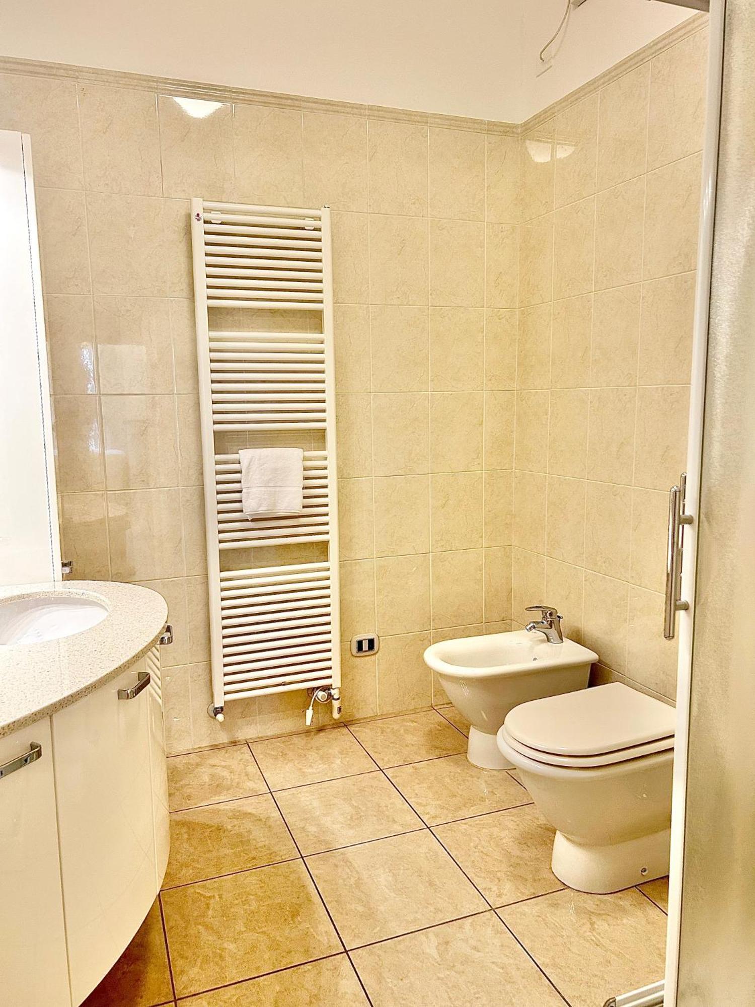 Porta Torre Como Apartment - By Relais Di Giada Екстер'єр фото